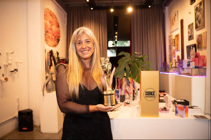 sca Gnecchi con el premio XBIZ al Mejor Sex Shop 2024. Foto Erotique Pink