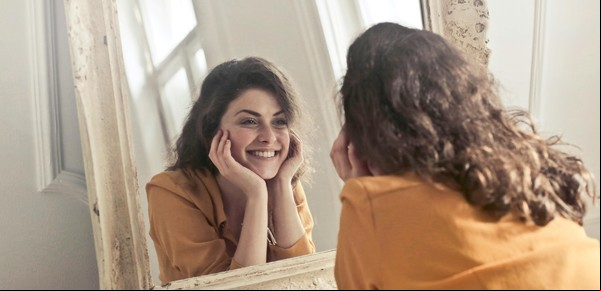 10 comportamientos clave que definen a las personas felices: descubre sus secretos para una vida plena