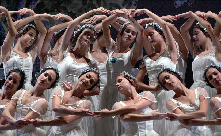 Una escena de "Las sílfides", por el Ballet de Cuba, con todas bailarinas que responden a un mismo estereotipo. Foto: EFE/Kote Rodrigo