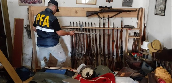 Desbaratan una banda internacional que traficaba simbología nazi y armas al exterior: un detenido en Quilmes