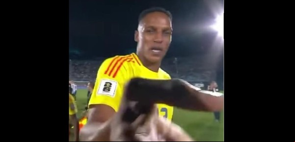 Yerry Mina le dio un manotazo a un camarógrafo: ¿recibirá una sanción como pasó con Dibu Martínez?