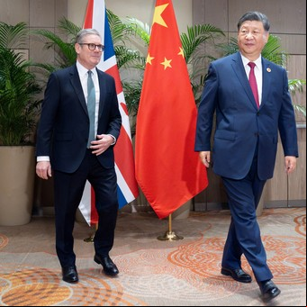 Tensión entre el premier británico y Xi Jinping, el presidente de China: echaron a la prensa ante un reclamo por el arresto de un periodista en Hong Kong