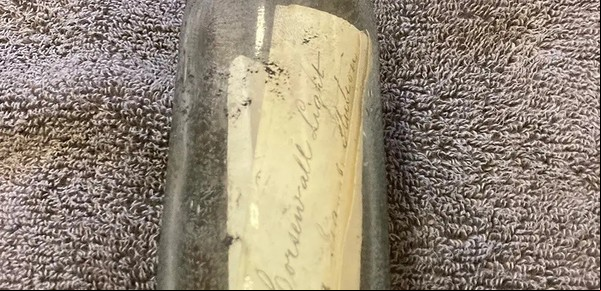 Un grupo de ingenieros descubren un mensaje en una botella de 132 años en un faro escocés