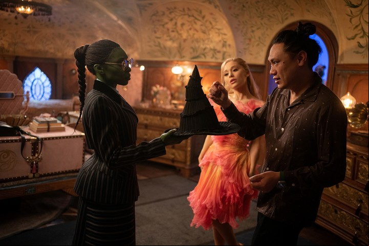 El director Jon M. Chu les marca una escena. Hasta que no avanzó el casting, las actrices no sabían que la historia iba a dividirse en dos películas.