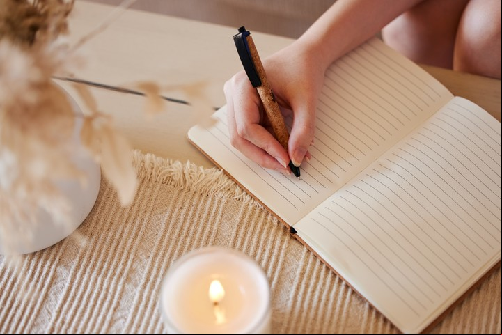 Estudios en psicología sugieren que llevar un diario contribuye a reducir el estrés y la ansiedad. Foto Shutterstock.