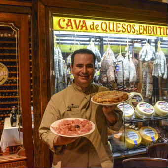 En San Cristóbal, uno de los mejores bodegones de Buenos Aires con cava de quesos, salames y jamones estacionados
