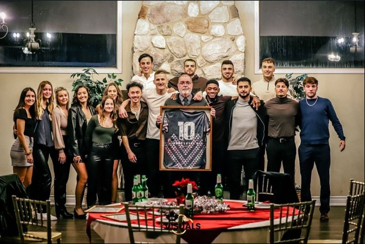 Gabriel organiza todos los años una cena navideña en el club para entregar premios.
Foto: @fcberlin_ en Instagram.