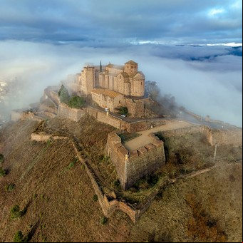 La fortaleza con torres, fosos y murallas donde funciona uno de los hoteles más impresionantes de Cataluña y el misterio de la habitación 712 