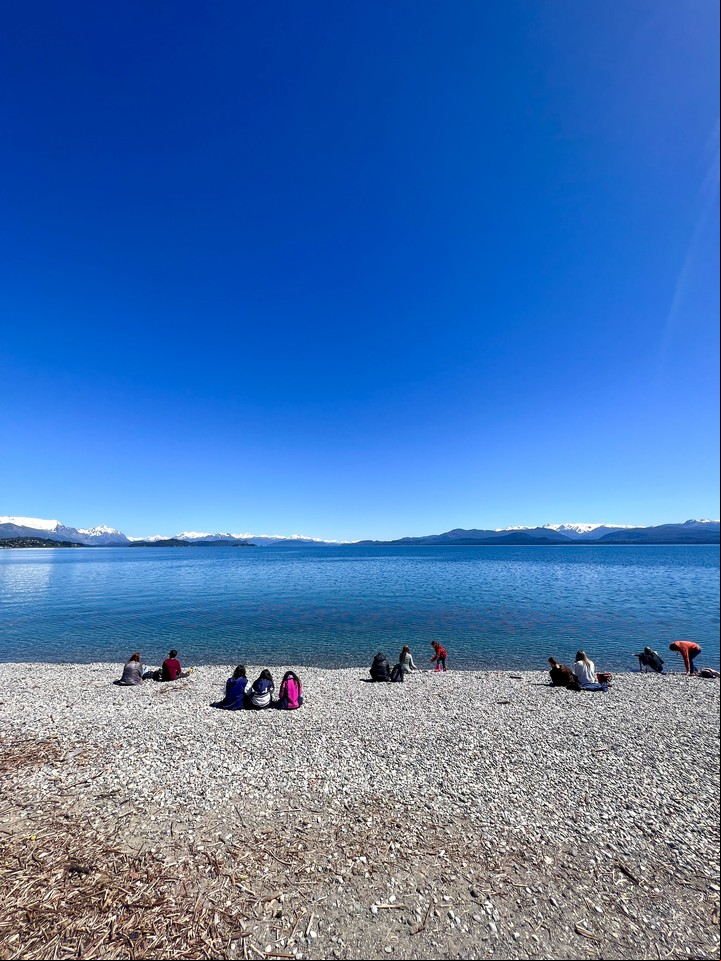 Muy cerca del Centro Cívico, la playa del centro sobre el Nahuel Huapi. Foto Emprotur