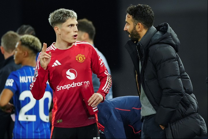Alejandro Garnacho junto a Ruben Amorim, su nuevo entrenador. (AP Photo/Dave Shopland)