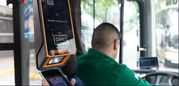 Cómo pagar el colectivo con tarjeta y con el celular, paso a paso
