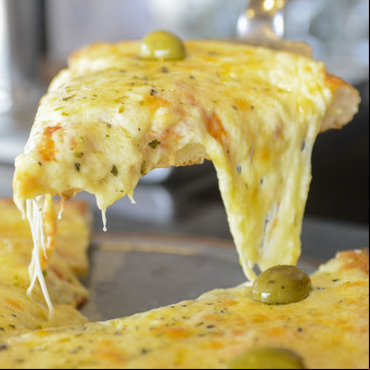 Un nuevo libro abre el debate sobre el origen de la pizza porteña y los fideos con tuco 