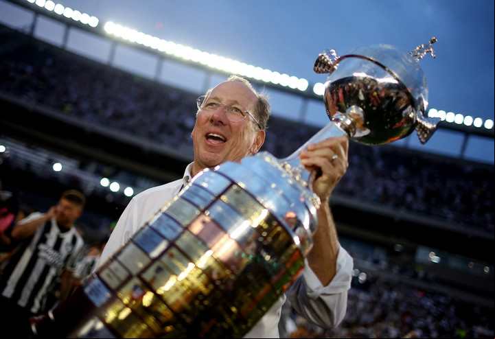El estadounidense John Textor con la Copa Libertadores. Foto: REUTERS / Agustin Marcarian.