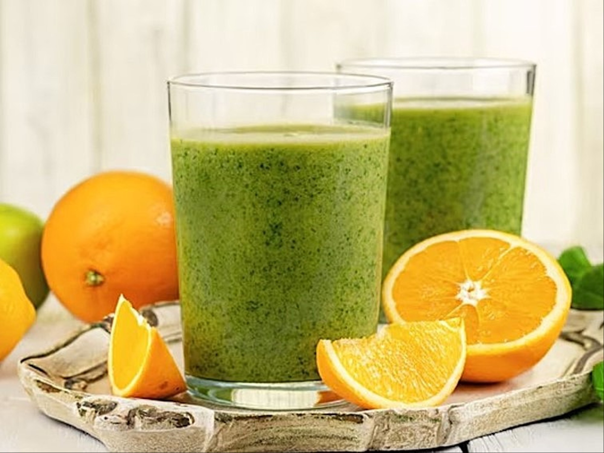 El jugo natural de espinaca, con grandes nutrientes, se fortalece con frutas como la guayaba, la manzana, la naranja y la frutilla.