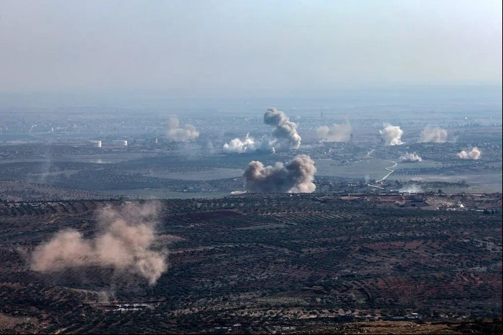 Humo procedente de los enfrentamientos y bombardeos entre la oposición siria y las fuerzas gubernamentales en la provincia de Alepo. Foto Omar Haj Kadour/Agence -Presse