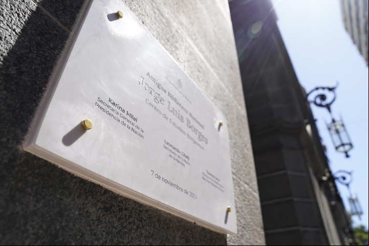 Frente de la Antigua Biblioteca Nacional, en la calle México; se acaba de poner una plaqueta con el nombre de Karina Milei. ¿Nuevo capítulo de la batalla cultural?Foto Maxi Failla