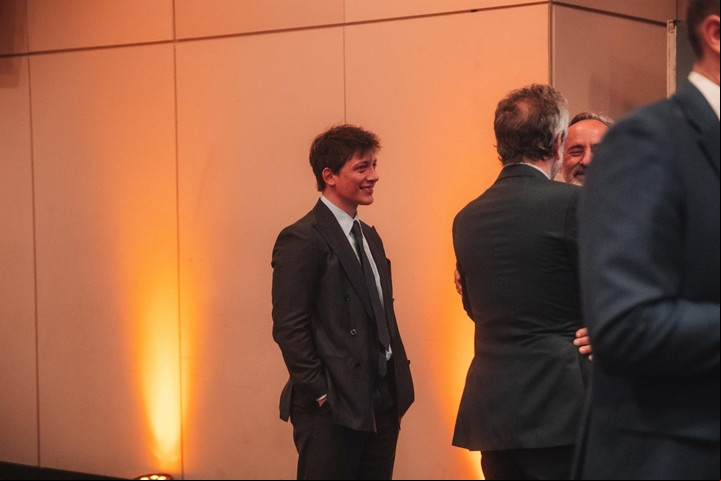 Santiago Caputo, asesor del presidente Javier Milei, estuvo en el Hotel Hilton de Puerto Madero, donde también asistió Lara Trump, en la cena de la AC.