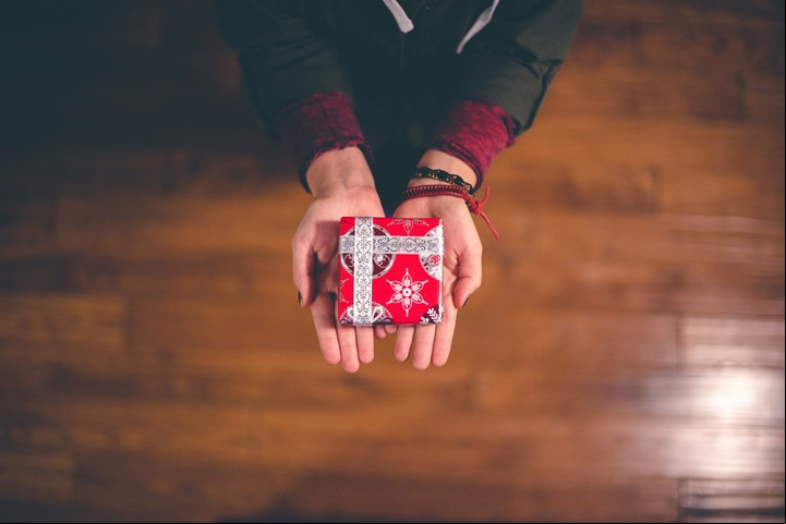 Leo ama los regalos que lo hagan destacar, como rios llamativos o experiencias exclusivas. Foto: Unsplash.