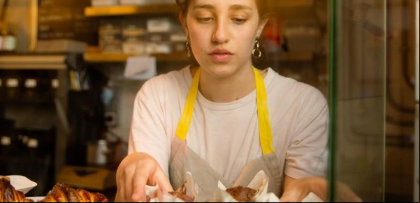 Una porteña de 24 años emigró y fundó su propia cafetería en el corazón de París