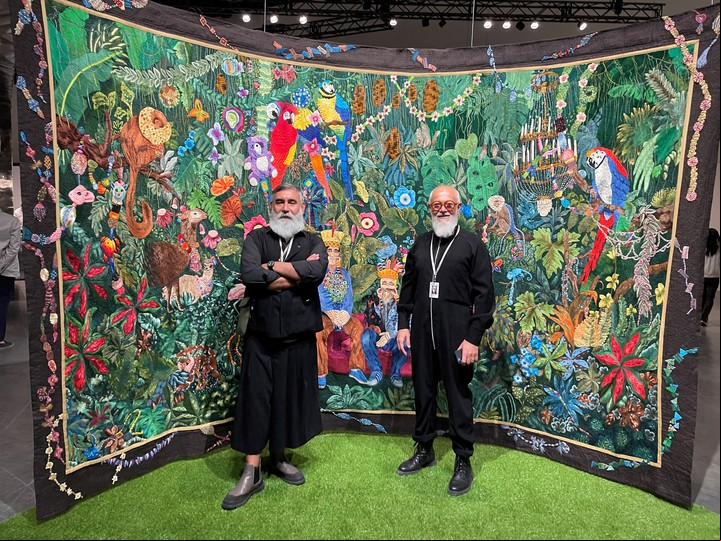 La familia en el alegre verdor, el tapiz bordado por el dúo Chiachio & Giannone, se presenta en la apertura de Art Basel Miami, en la sección Meridians. Foto: gentileza.