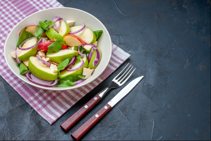 Las ensaladas son fundamentales en las dietas del doctor. Foto: Freepik.