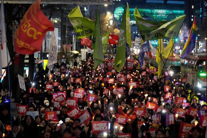 Manifestantes marchan hacia la oficina presidencial después de una vigilia con velas contra el presidente surcoreano Yoon Suk Yeol en Seúl, Corea del Sur. Foto AP