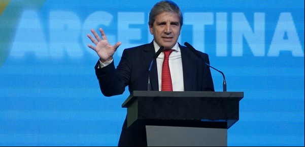 Luis Caputo se sumó al reclamo de los supermercados por el aumento de las tasas municipales