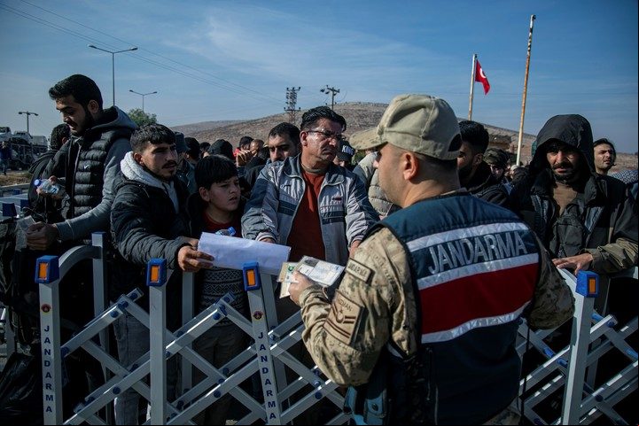 Sirios en Turquía buscan cruzar a Siria. Foto: AP