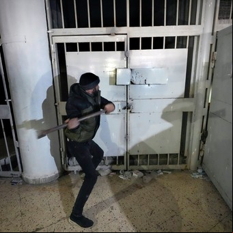 Siria: buscan presos del régimen en una infame prisión subterránea con túneles, puertas secretas y calabozos
