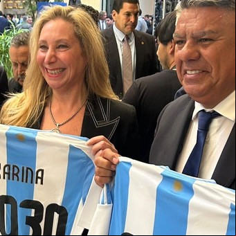 Claudio Chiqui Tapia y Karina Milei, juntos en un acto en medio de la guerra entre la AFA y el Gobierno
