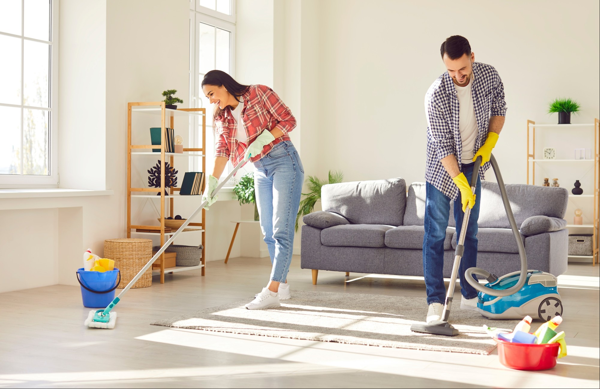 Limpiar y despejar la casa es uno de los primeros pasos clave para recibir una nueva estación. Foto: ilustración Shutterstock