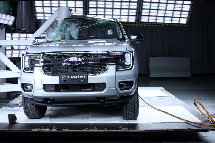Prueba de choque de impacto lateral de poste a la Ford Ranger.