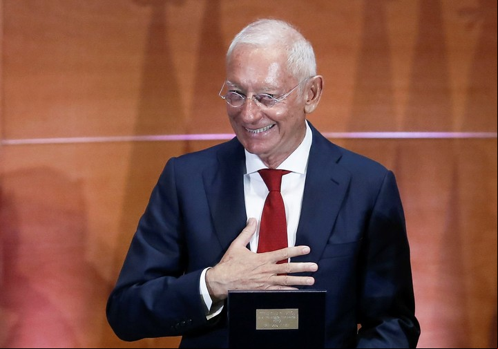 Isak Andic al recibir el Premio Reino de España a la Trayectoria Empresarial. Foto EFE
