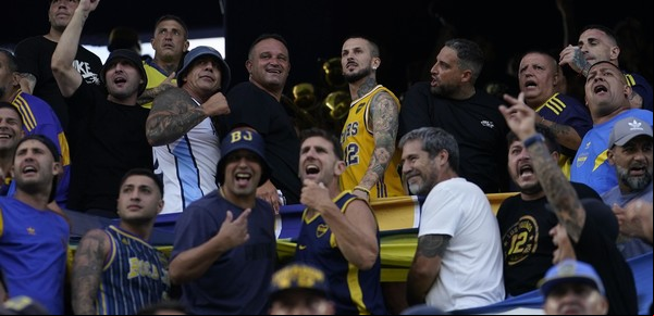 Darío Benedetto reapareció en La Bombonera y se sumó al paravalancha  'La 12' para festejar los 70 años de la barra brava de Boca