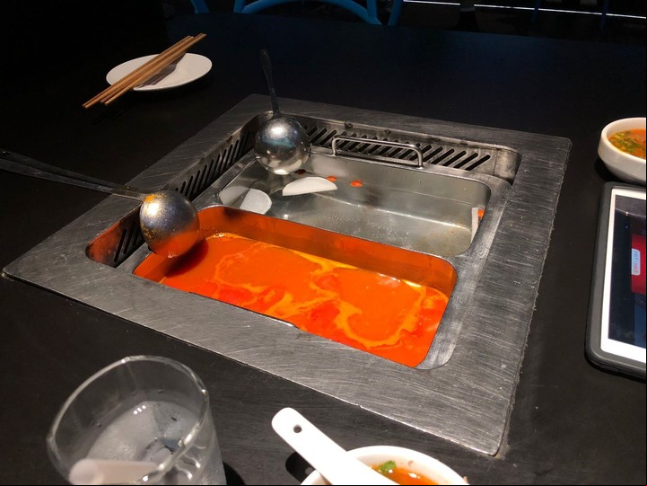 Una versión de hot pot con salsa de tomate. Foto: Clarín