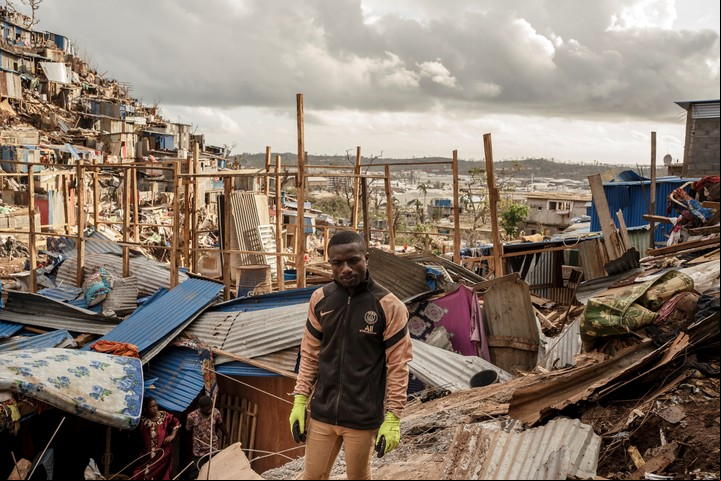 Destrucción en la isla Mayotte, el enclave de Francia en Africa, tras el paso furioso del huracán Chido. Foto: AP  