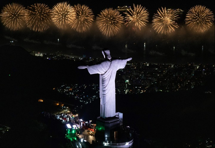 El Cristo Redentor y los fuegos artificiales. Foto Visit Rio