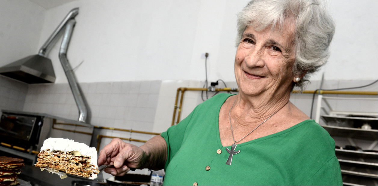 Hace 60 años creó la torta Rogel y ahora reabre su negocio: la historia del postre con dulce de leche que amamos los argentinos 