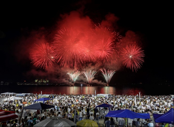 La gente se viste de blanco para la gran Revéillon de Río de Janeiro. Foto Visit Rio