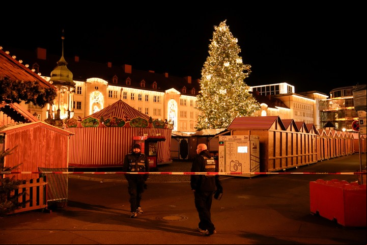 Guardias de seguridad en el mercado de Navidad de Magdeburgo, en Alemania.Foto AP