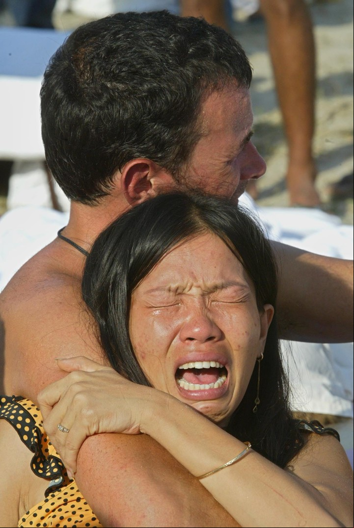 Turistas en llanto mientras esperaban la llegada de un helicóptero en la isla Phi Phi, en Tailandia. Foto EFE / Archivo