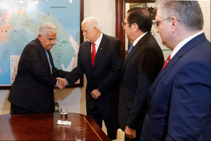 El presidente de Panamá, José Raúl Mulino (i), estrecha la mano del expresidente Ernesto Pérez Balladares, durante una reunión este lunes, en la Ciudad de Panamá (Panamá). Foto EFE