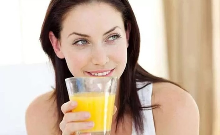Recomiendan tomar jugo de naranja por las mañanas.