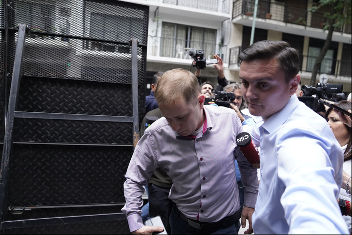 El conductor de un auto diplomático que se negó a realizar el test de alcoholemia es ingresado a la embajada rusa. Foto Maxi Failla.