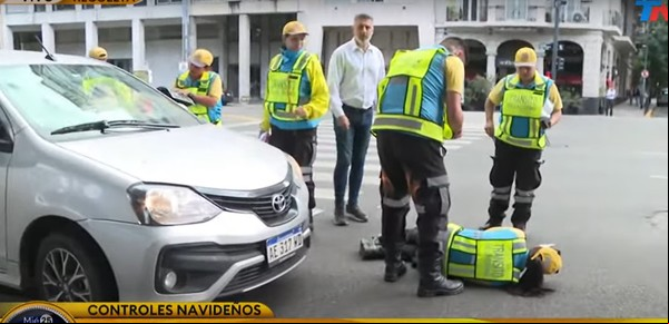 La pararon en un control de tránsito, no tenía los papeles, atropelló a una agente y se desmayó