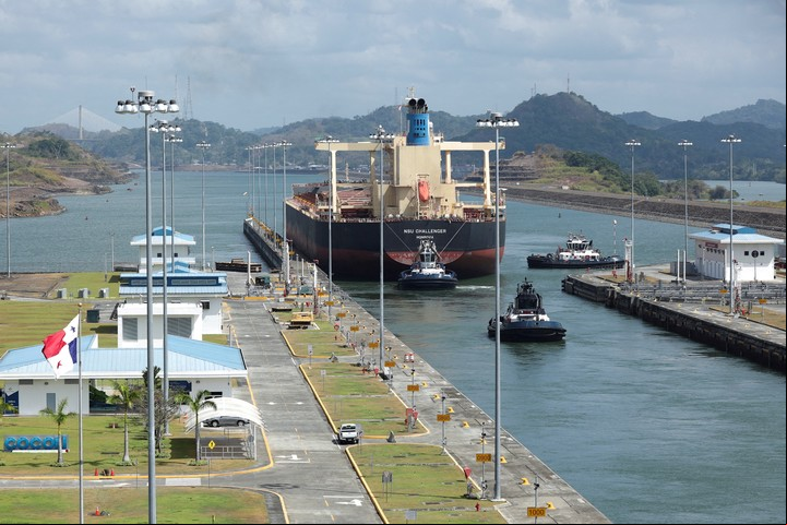 Un buque de carga cruza el Canal de Panamá, en las afueras de la Ciudad de Panamá. Foto: REUTERS