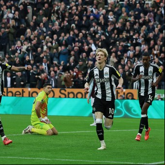 Dibu Martínez tuvo una atajada de otro partido pero no pudo evitar la goleada del Newcastle al Aston Villa en un Boxing Day para el olvido
