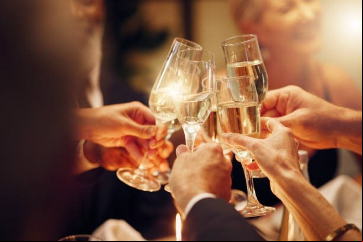 Además del brindis, hay muchas más tradiciones. Foto: iStock.