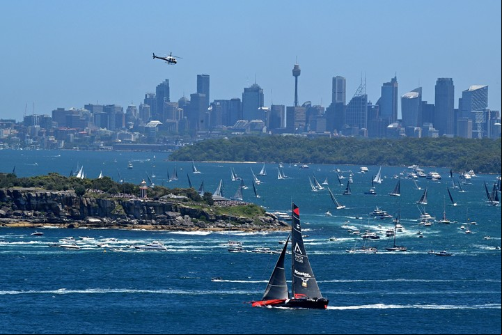 La regata en plena acción con la ciudad de Sidney de fondo. (Reuters)