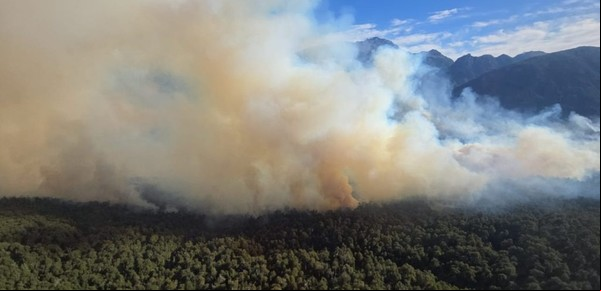 Incendio en el Parque Nacional Nahuel Huapi: humo sobre Bariloche y complicaciones para transitar la ruta 40